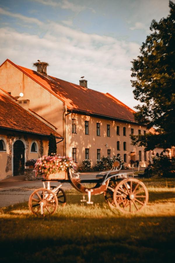 Slokenbekas Muiza Hotel Milzkalne Buitenkant foto